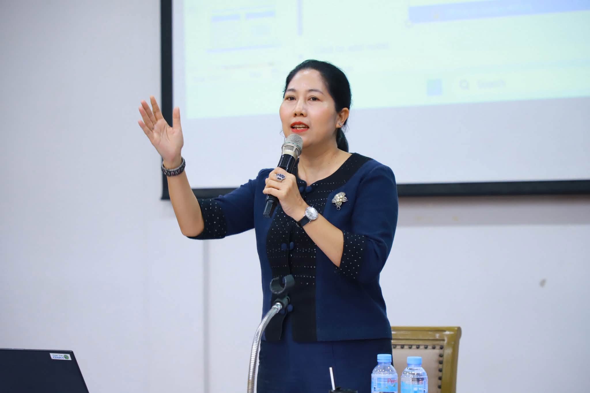 title - บรรยายให้ความรู้ในหัวข้อทิศทาง ส.ป.ก. ในอนาคต (ALRO Future Directions) มุ่งเน้นการปรับเปลี่ยนยุทธศาสตร์เชิงรุกเพื่อรับมือกับความท้าทายในโลก ทั้งสังคมเกษตรกรสูงวัย การขยายตัวของเมือง วิกฤตภูมิอากาศ และเทคโนโลยี AI โดยการขับเคลื่อนจะเน้นบูรณาการฐานข้อมูลอัจฉริยะ (ALRO One Data)